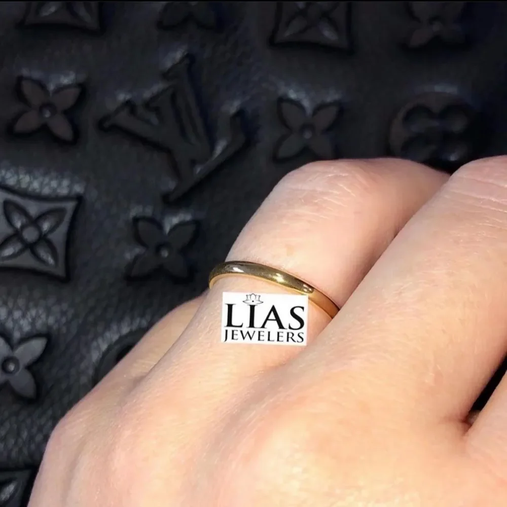 New 18k yellow gold wedding ring